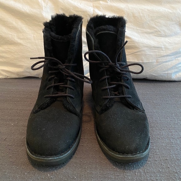 Women’s UGG boots - Picture 2 of 4